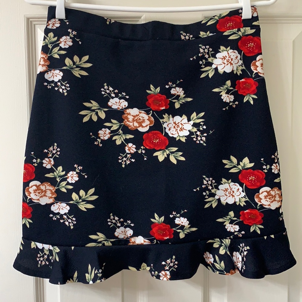 🌷3 for $25🌷SHEIN, US M, Black White & Red Floral Ruffle Bottom Skirt, NWOT